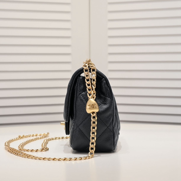 シャネルバッグ背面デザイン